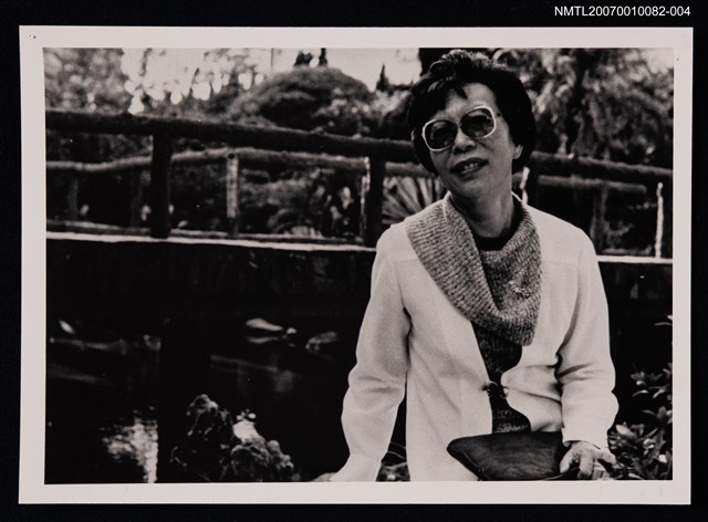 主要名稱：胡品清獨照（身穿翻領針織上衣）（翻拍照）圖檔，第1張，共1張