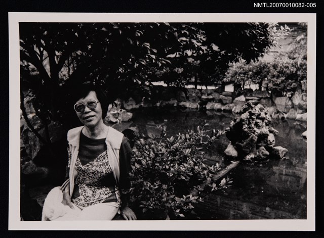 主要名稱：胡品清獨照（園林池塘邊）（翻拍照）圖檔，第1張，共1張