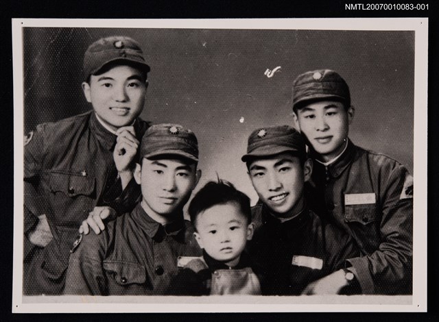 主要名稱：楚戈與友人、小孩合照（青年時期）（翻拍照）圖檔，第1張，共1張
