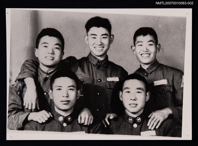 主要名稱：楚戈與友人合照（青年時期）（翻拍照）圖檔，第1張，共1張