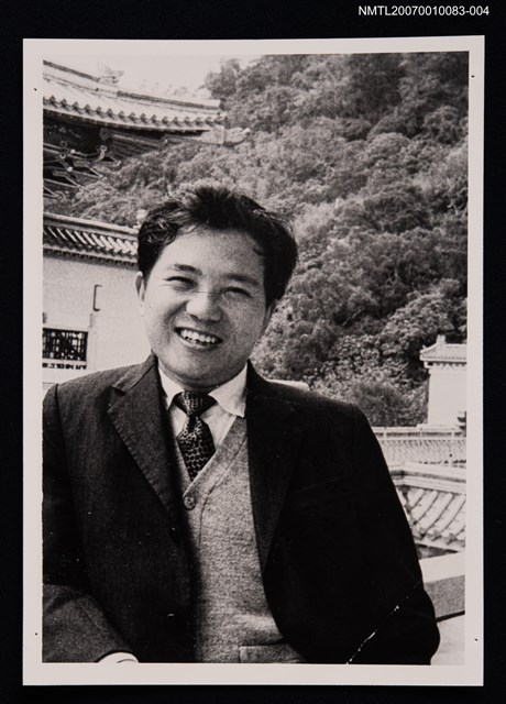 主要名稱：楚戈獨照（戶外，身穿西裝）（翻拍照）圖檔，第1張，共1張