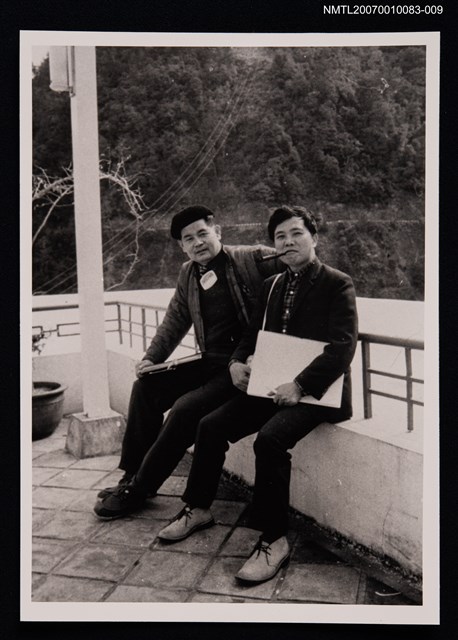 主要名稱：楚戈 與友人合照（戶外，手持素描本）（翻拍照）圖檔，第1張，共1張