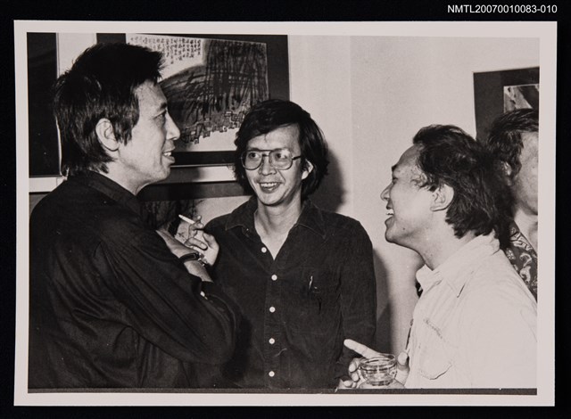 主要名稱：楚戈與友人合照（室內，畫展）（翻拍照）圖檔，第1張，共1張