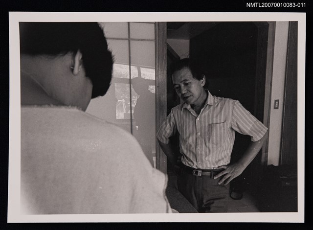 主要名稱：楚戈居家照（雙手插腰）圖檔，第1張，共1張