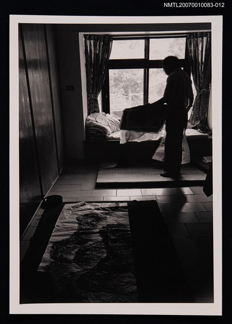 主要名稱：楚戈與山水畫合照圖檔，第1張，共1張