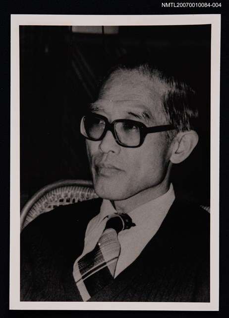 主要名稱：余光中獨照（坐於藤椅，半身照）（翻拍照）圖檔，第1張，共1張