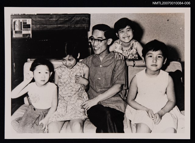 主要名稱：余光中與孩子們合照（翻拍照）圖檔，第1張，共1張
