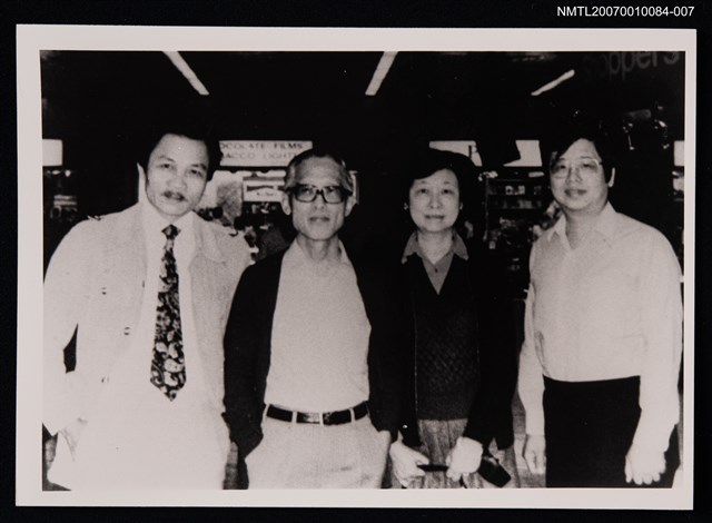 主要名稱：余光中夫婦與羅門、友人合照（翻拍照）圖檔，第1張，共1張