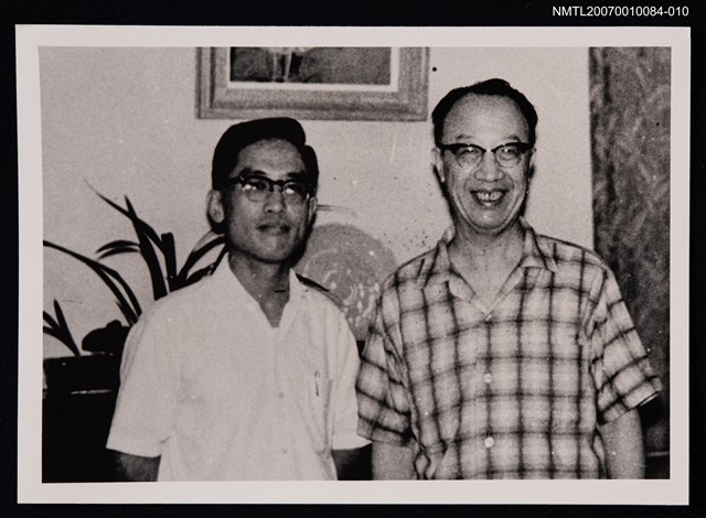 主要名稱：余光中（左）與友人合照（室內，半身照）（翻拍照）圖檔，第1張，共1張