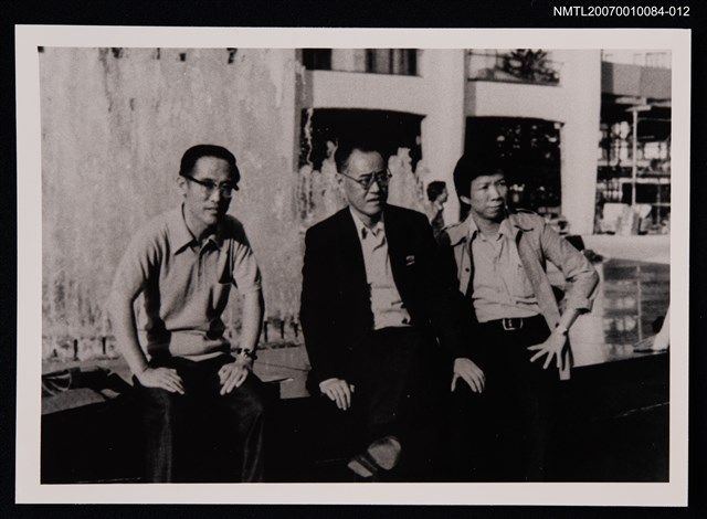 主要名稱：余光中（左）與兩位友人合照（戶外，坐姿）（翻拍照）圖檔，第1張，共1張