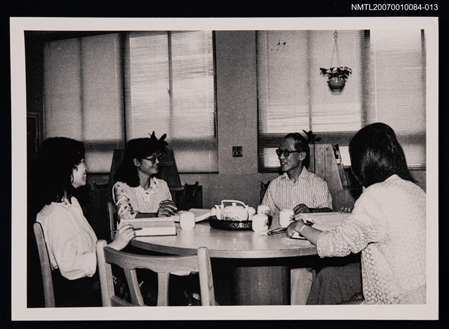 主要名稱：余光中與三位女性友人合照（圓桌）（翻拍照）圖檔，第1張，共1張