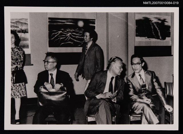 主要名稱：余光中（右一）與友人合照（身穿西裝，坐姿全身照）（翻拍照）圖檔，第1張，共1張