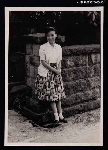 主要名稱：王渝獨照（倚靠石牆）（翻拍照）圖檔，第1張，共1張