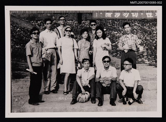 主要名稱：王渝與辛鬱、張拓蕪等友人合照（翻拍照）圖檔，第1張，共1張