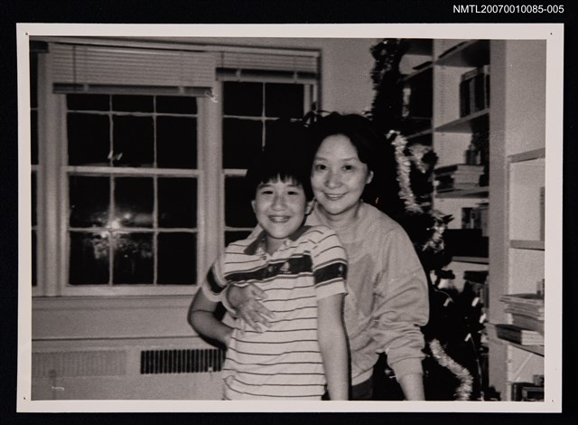 主要名稱：王渝與兒子合照（室內，聖誕樹）（翻拍照）圖檔，第1張，共1張