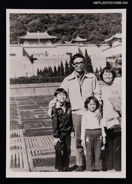 主要名稱：敻紅全家福（翻拍照）圖檔，第1張，共1張