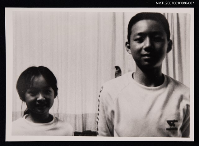 主要名稱：敻紅之兒女合照（翻拍照）圖檔，第1張，共1張