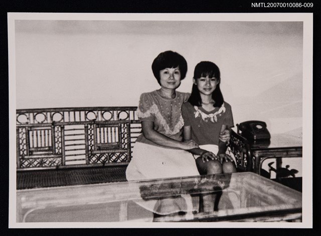 主要名稱：敻紅與女兒合照（身穿短䄂）（翻拍照）圖檔，第1張，共1張