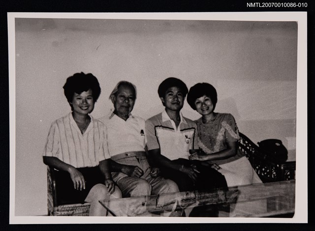 主要名稱：敻紅與家人合照（翻拍照）圖檔，第1張，共1張