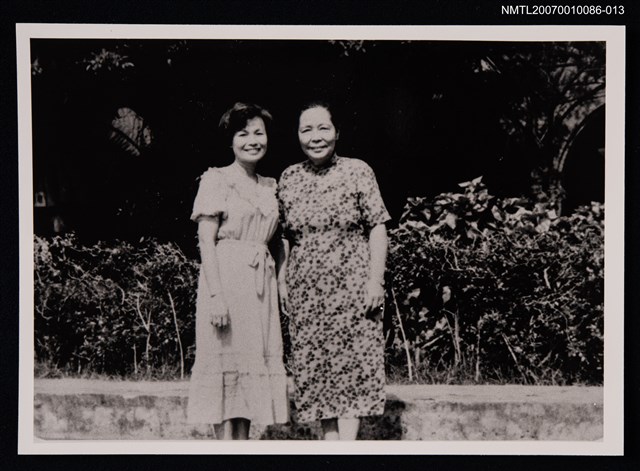 主要名稱：敻紅與○○○合照（翻拍照）圖檔，第1張，共1張