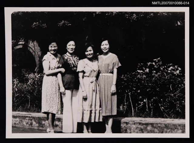 主要名稱：敻紅 與三位友人合照（戶外）（翻拍照）圖檔，第1張，共1張