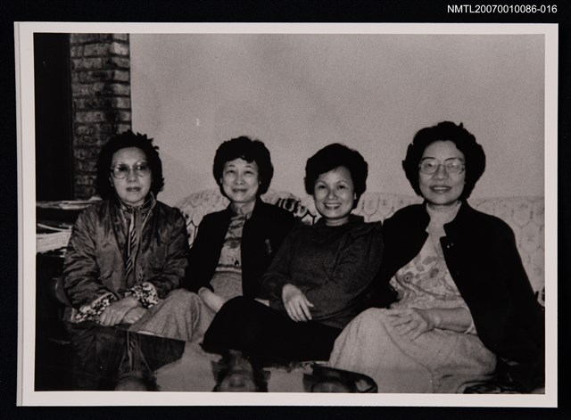 主要名稱：敻紅與蓉子、余光中夫人、姚宜瑛合照（室內）（翻拍照）圖檔，第1張，共1張