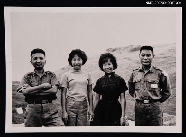 主要名稱：張拓蕪（左一）與三位友人合照（翻拍照）圖檔，第1張，共1張