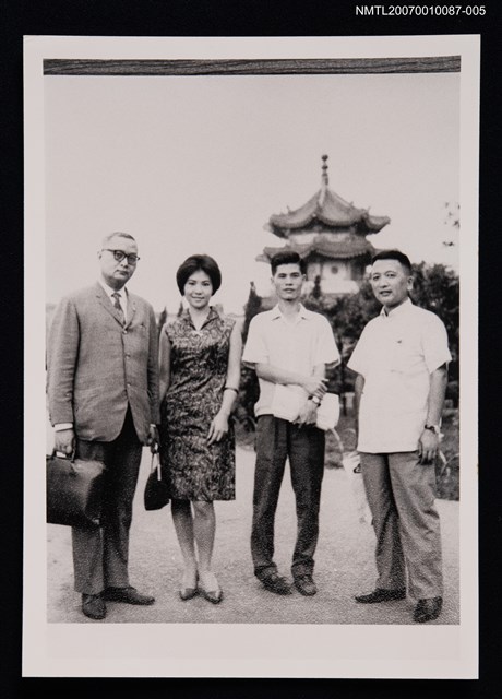 主要名稱：張拓蕪（右一）與三位友人合照（翻拍照）圖檔，第1張，共1張