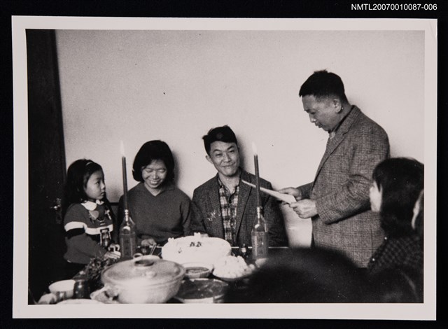 主要名稱：張拓蕪於友人慶生會中合照（翻拍照）圖檔，第1張，共1張