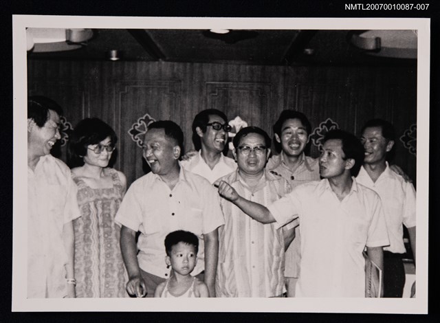 主要名稱：張拓蕪（左三）與友人合照（翻拍照）圖檔，第1張，共1張