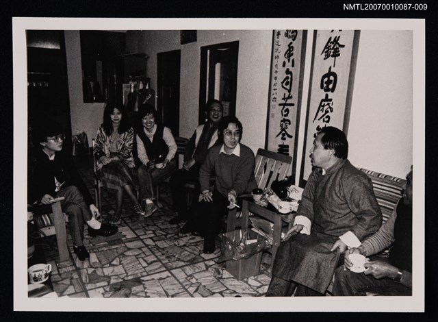主要名稱：張拓蕪（左四）與友人聚會合照（客廳）（翻拍照）圖檔，第1張，共1張