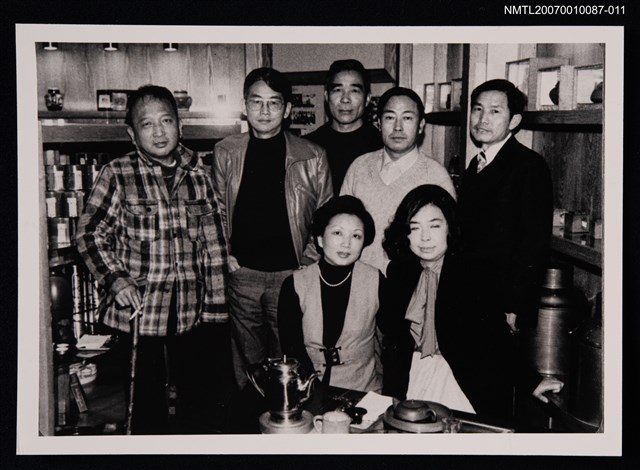 主要名稱：張拓蕪（左一）與向明等六位友人合照（翻拍照）圖檔，第1張，共1張