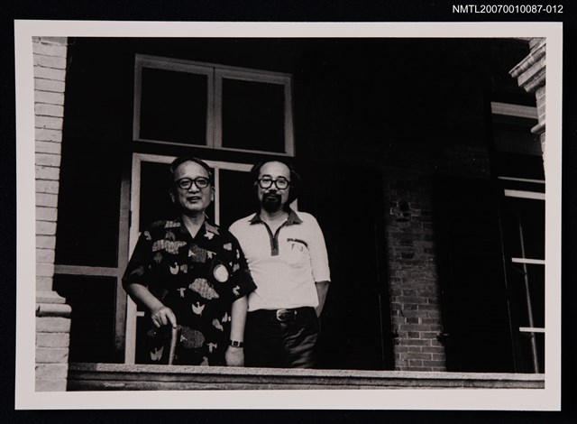 主要名稱：張拓蕪與友人合照（建築物窗前）（翻拍照）圖檔，第1張，共1張