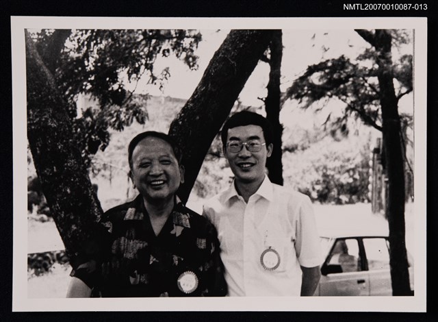 主要名稱：張拓蕪與友人合照（戶外樹前）（翻拍照）圖檔，第1張，共1張