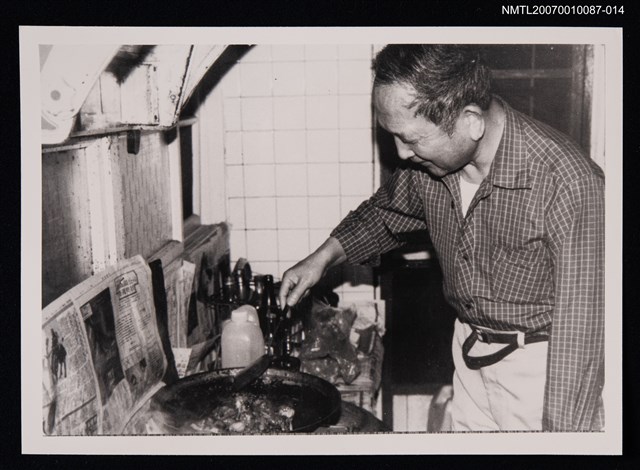 主要名稱：張拓蕪獨照（炒菜）（翻拍照）圖檔，第1張，共1張