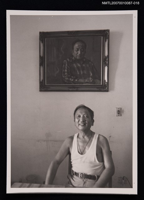 主要名稱：張拓蕪獨照（背景為張拓蕪肖像畫）圖檔，第1張，共1張