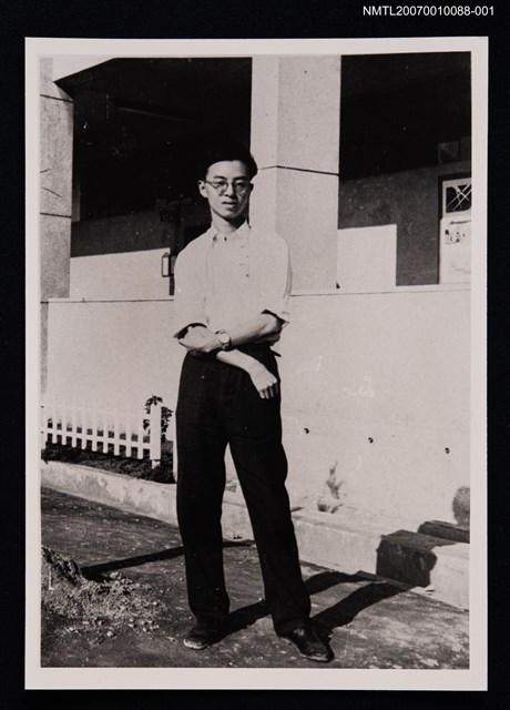 主要名稱：張健獨照（戶外站姿）（翻拍照）圖檔，第1張，共1張