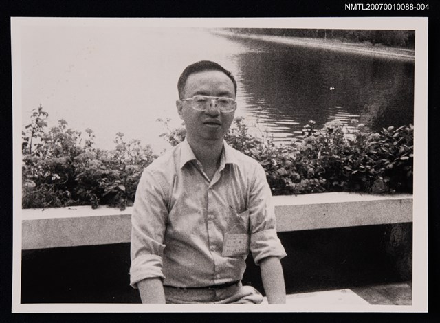 主要名稱：張健獨照（湖畔，半身照）（翻拍照）圖檔，第1張，共1張