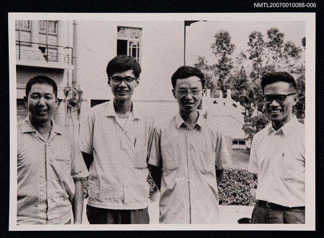 主要名稱：張健（右二）與三位友人合照（翻拍照）圖檔，第1張，共1張