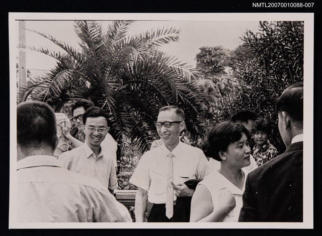 主要名稱：張健於戶外聚會合照（翻拍照）圖檔，第1張，共1張