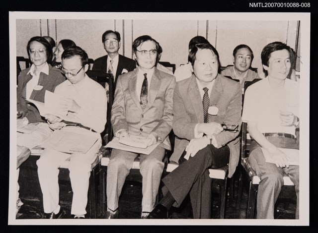 主要名稱：張健（前排左二）與洛夫等人合照（翻拍照）圖檔，第1張，共1張