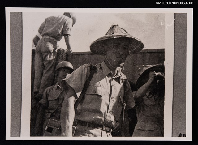 主要名稱：辛鬱從軍合照（戴斗笠）（翻拍照）圖檔，第1張，共1張