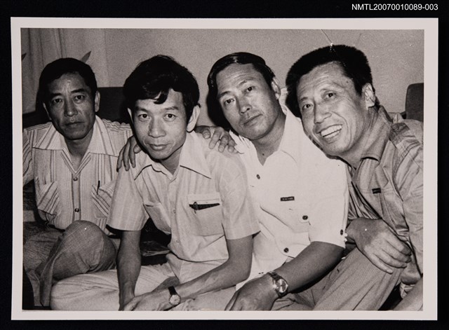 主要名稱：辛鬱（左一）與三位友人合照（翻拍照）圖檔，第1張，共1張