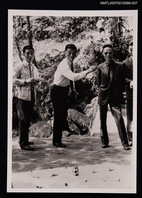 主要名稱：辛鬱與友人合照（套圈圈）（翻拍照）圖檔，第1張，共1張