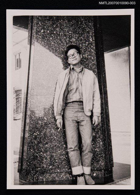 主要名稱：施善繼獨照（背靠石柱）（翻拍照）圖檔，第1張，共1張