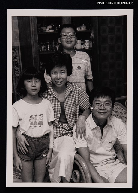 主要名稱：施善繼與家人合照（翻拍照）圖檔，第1張，共1張