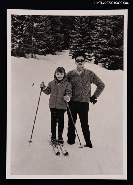 主要名稱：施善繼與小女孩合照（滑雪場）（翻拍照）圖檔，第1張，共1張