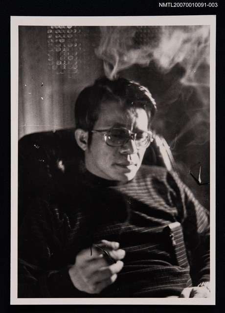 主要名稱：白萩獨照（於煙霧中）（翻拍照）圖檔，第1張，共1張