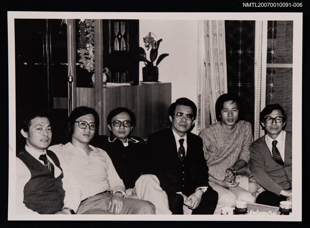 主要名稱：白萩（右三）與五人友人合照（翻拍照）圖檔，第1張，共1張
