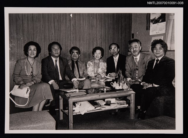 主要名稱：白萩（左三）與六位友人合照（翻拍照）圖檔，第1張，共1張